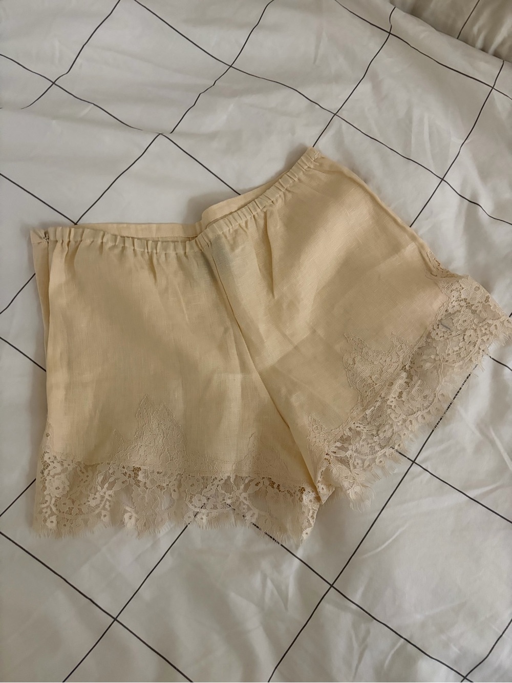 NEW Reformation Fern Sugar Yellow Lace Trim Linen Shorts Elastic Waist | US M - Picture 3 of 3